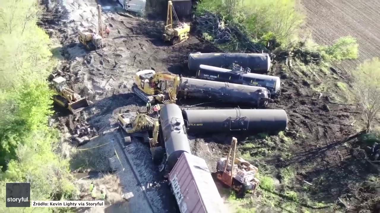 Wykolejenie pociągu towarowego w Illinois. Z torów wypadło 17 wagonów.