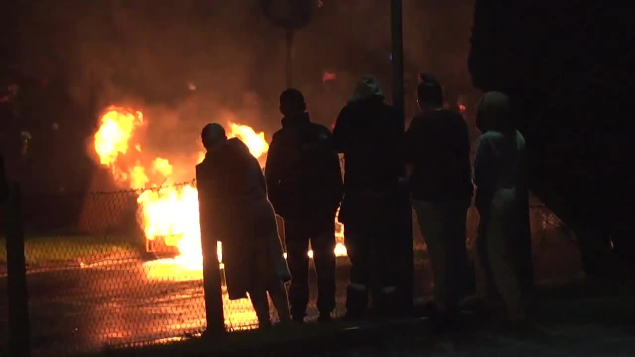 Zamieszki w Irlandii Północnej. Policjanci zostali obrzuceni koktajlami Mołotowa.