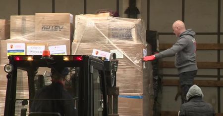 Dwa tiry pomocy humanitarnej jadą z Łodzi na Ukrainę. W drodze powrotnej zabiorą książki dla uchodźców