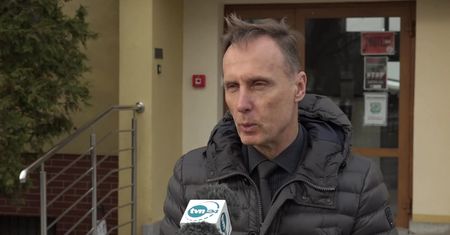 2,5-latek boso sam szedł ulicą. Jego matka spała pijana w mieszkaniu.