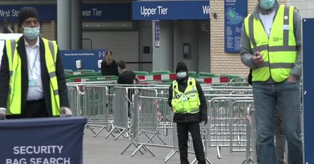 Na stadionie Chelsea uruchomiono punkt szczepień przeciwko COVID-19. Co najmniej jedną dawkę otrzymało już ponad 80 procent dorosłych Anglików