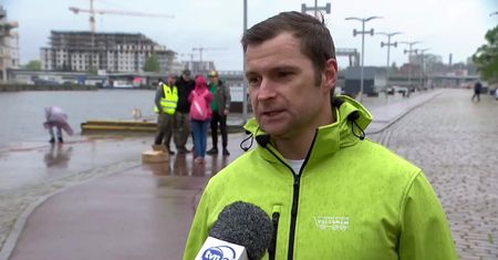 Wrzucili potężne magnesy do Odry. “Złowili” taczkę, siekierę i inne metalowe przedmioty
