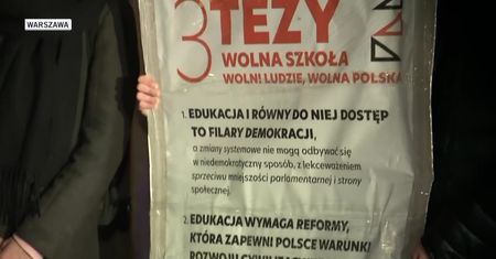 “Wolna szkoła, wolni ludzie, wolna Polska” – w całej Polsce protestowano przeciwko planom uchwalenia “lex Czarnek”