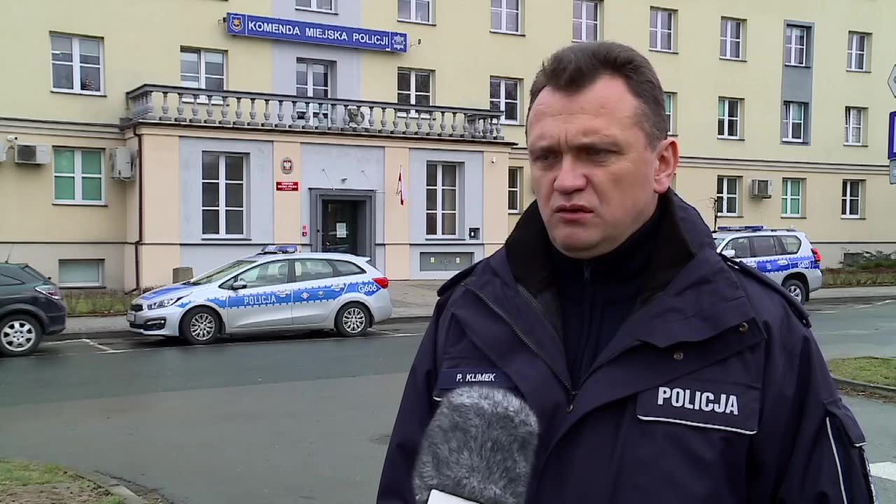 Mężczyzna wyskoczył z okna na trzecim piętrze budynku w Tarnowie. Wcześniej miał tam zostać uwięziony i pobity