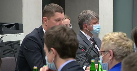 “Zakładanie kagańca na niepodległość dzieci”. Burzliwa debata nad lex Czarnek podczas sejmowej komisji