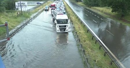 Zalana autostrada A6 w obu kierunkach. Przejeżdżają tylko auta ciężarowe.