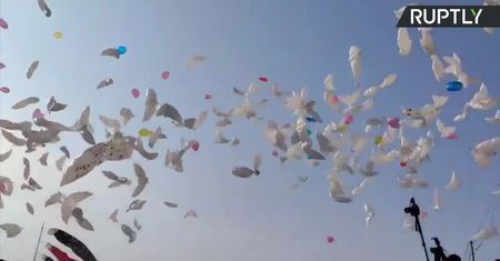 Japończycy wypuścili w niebo balony w kształcie gołębi. Hołd dla ofiar trzęsienia ziemi i tsunami sprzed 10 lat