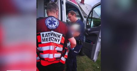 Wybuchł pożar, niemowlę miało problemy z oddychaniem. Policjant ruszył na pomoc.