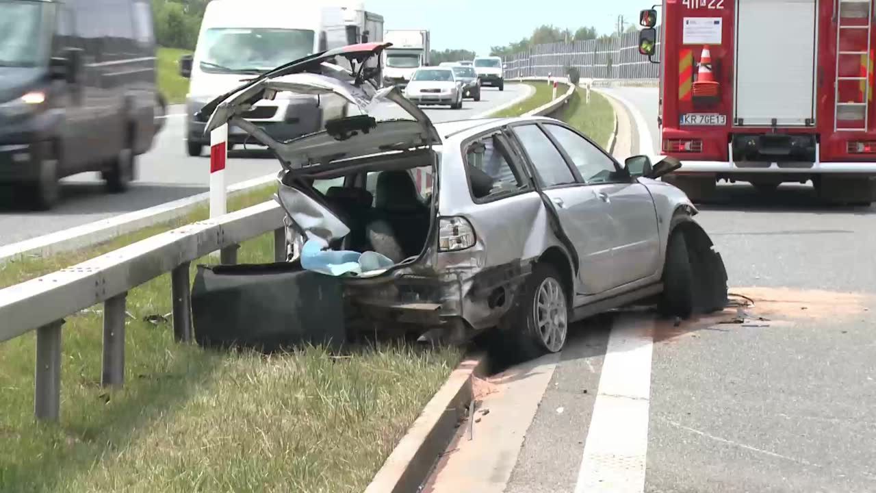 Wypadek na autostradzie A4 w Szczepanowie. Do szpitala trafiły dwie młode osoby