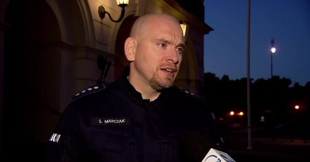 Wieczorna ewakuacja w centrum Warszawy. Uczestnik demonstracji położył na ziemi niewybuch