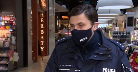 Są efekty nacisków resortu zdrowia na policję ws. egzekwowania wymogu noszenia maseczek. W Łodzi posypały się mandaty