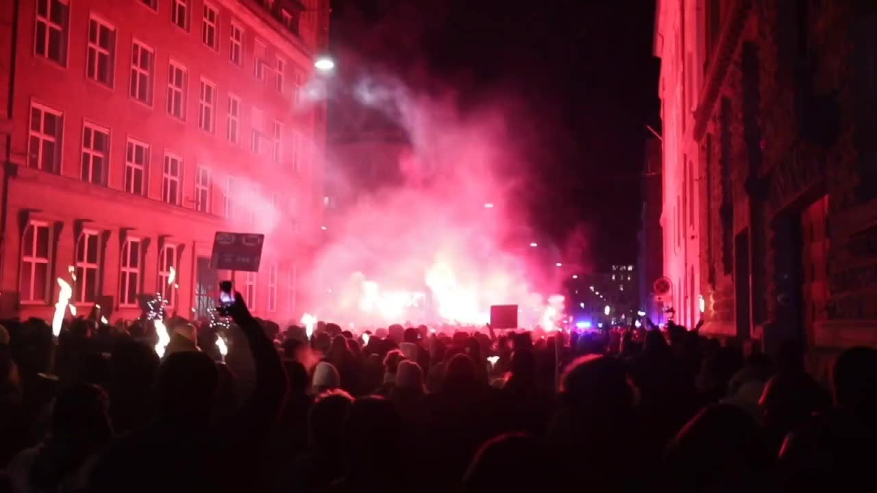 Protest przeciw wprowadzeniu cyfrowego paszportu dla zaszczepionych na COVID-19 w Danii