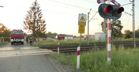Wypadek na przejeździe kolejowym w Jackowie. Ciągnik wjechał pod pociąg, kierowca zginął na miejscu