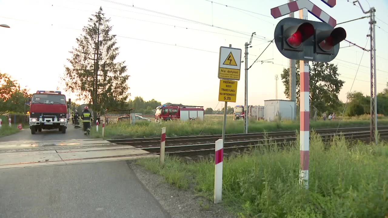 Wypadek na przejeździe kolejowym w Jackowie. Ciągnik wjechał pod pociąg, kierowca zginął na miejscu