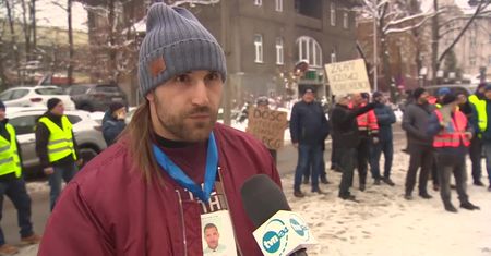 Protest przewoźników i sprzedawców węgla pod siedzibą Polskiej Grupy Górniczej