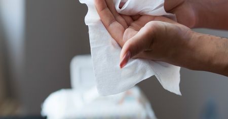 Nawilżane chusteczki poparzyły dziecku twarz