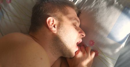 Pij codziennie przed snem. Pozbędziesz się chrapania