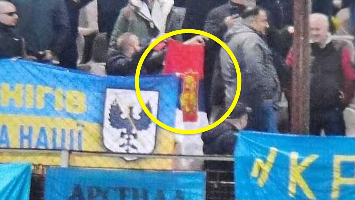 Odwrócona flaga Rosji przez jednego z ukraińskich kibiców