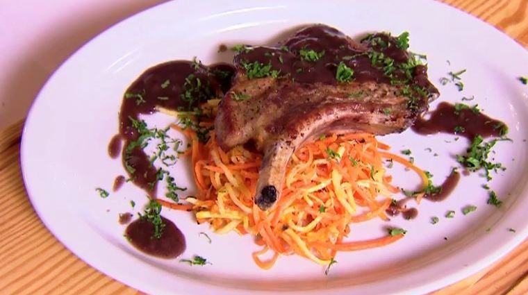 Spaghetti z marchewki i stek wieprzowy z sosem z czarnego bzu