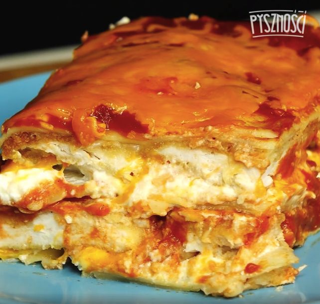 lasagne z chrupiącym kurczakiem i czerwonym sosem