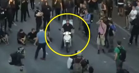 Krwawe zamieszki w Hamburgu. Nagle w tłumie pojawia się dostawca pizzy