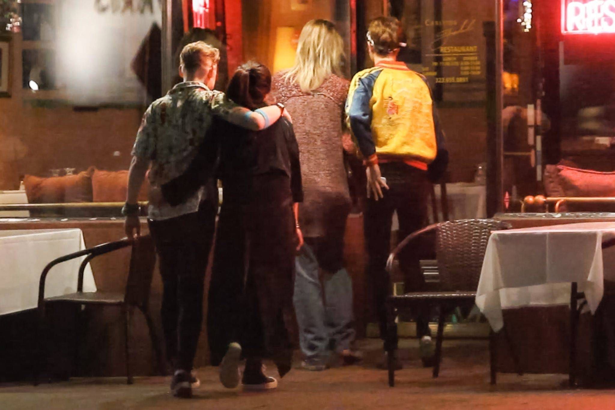 Cara Delevingne i Paris Jackson Kiss całowały się na ulicy. Towarzyszyli im Macaulay Culkin i Brenda Song (BACKGRID/FORUM)
