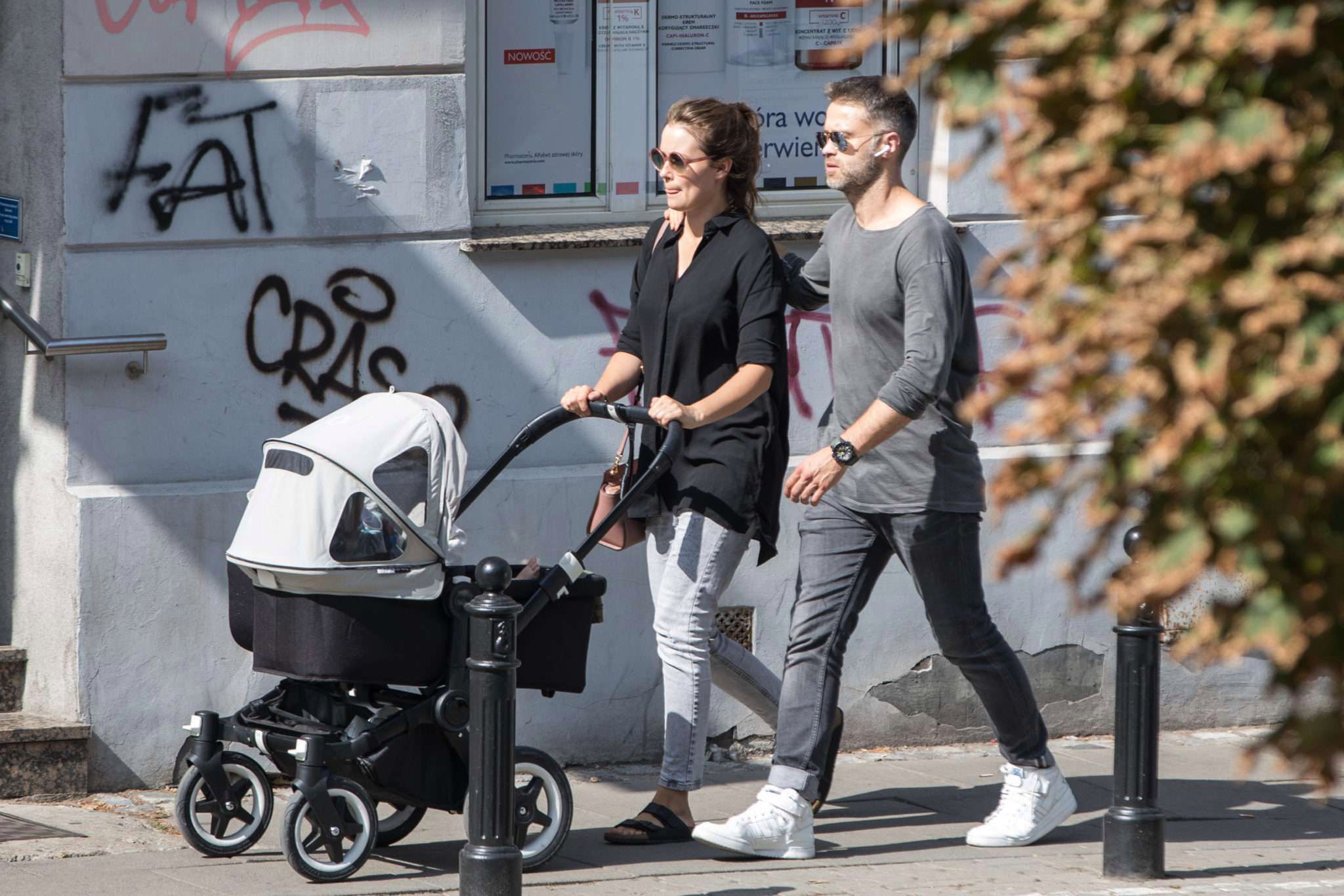 Maciej Zakościelny i Paulina Wyka z dziećmi na spacerze