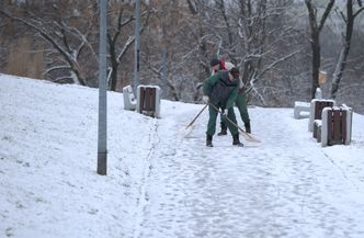 Atak zimy. Śliskie chodniki przyczyną ponad 100 wezwań pogotowia