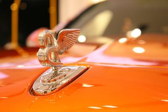 Morawiecki mówi, że rząd nie troszczy się o Polaków jeżdżących Bentleyami. Co innego wynika z propozycji jego resortu