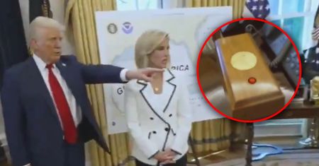 Przycisk w gabinecie Trumpa. Przy wszystkich go użył. Oto co się stało