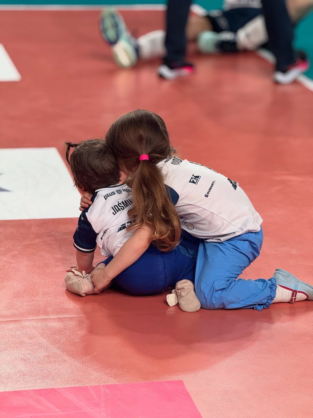 Zofia Zborowska z córkami na meczu