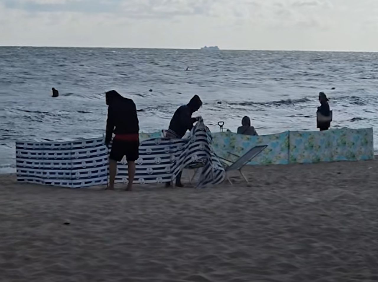 Była godz. 7:31. "Polacy nie śpią, rezerwują plażę". Nagranie z Władysławowa