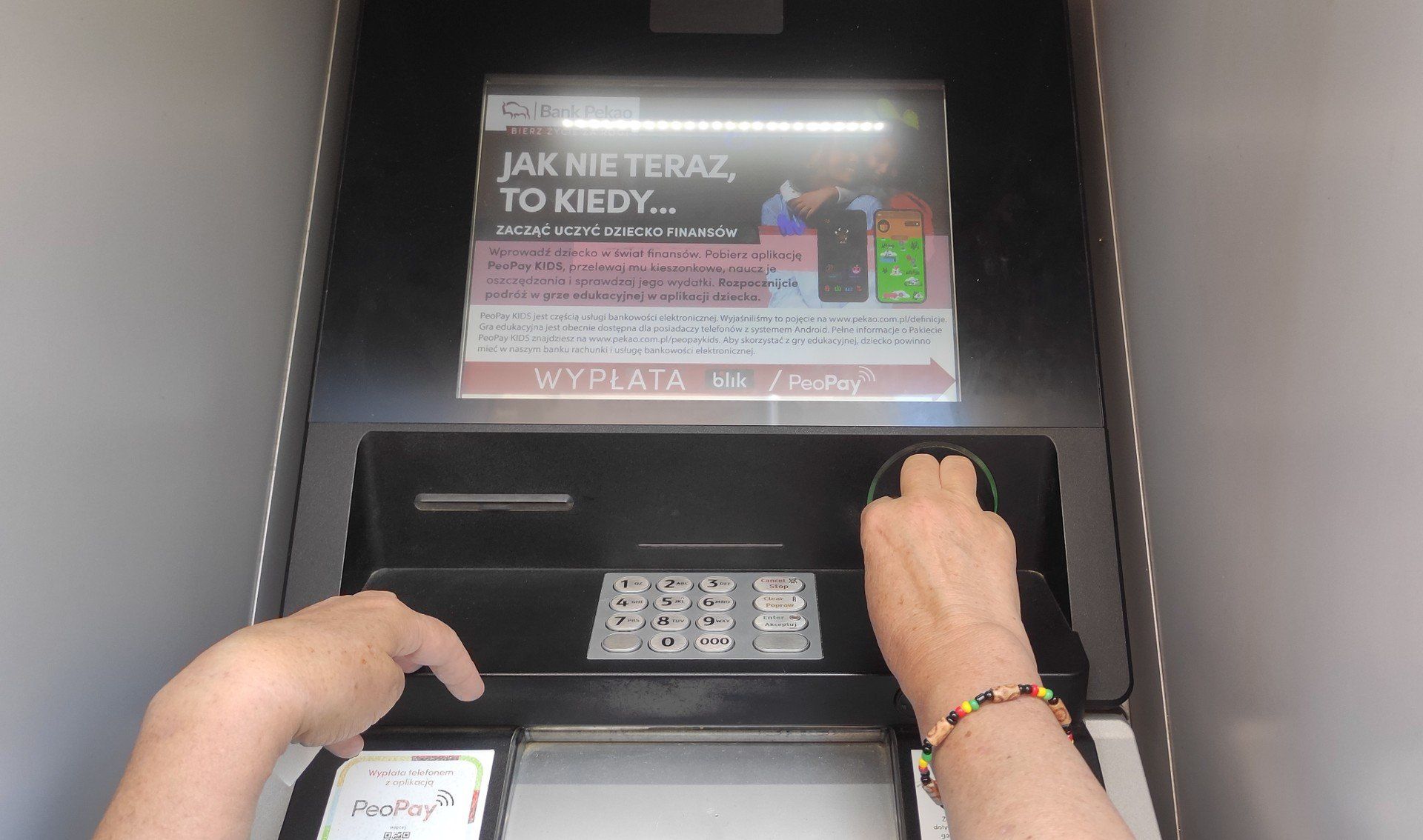 O jakiej godzinie wypłaty trafiają na nasze konto? To zależy od banku. 