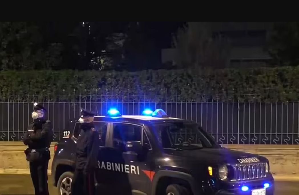 Włoska policja przed domem 80-letniego mężczyzny, który zabił  żonę nożem, gdy ta odmówiła spania z nim. Fot. Newsflash