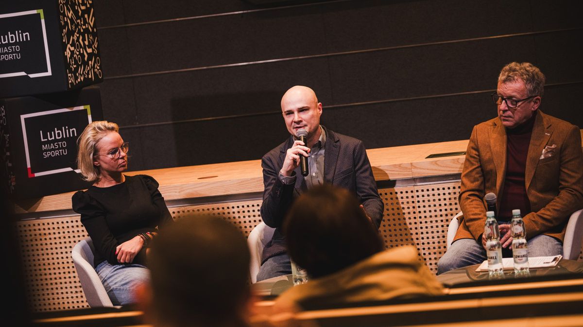 Materiały prasowe / Fundacja Graj z głową / Na zdjęciu: Dawid Góra (w środku)