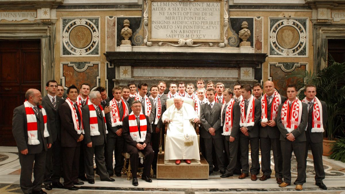 PAP/EPA / Jan Paweł II przyjmuje Cracovię na audiencji, 2005