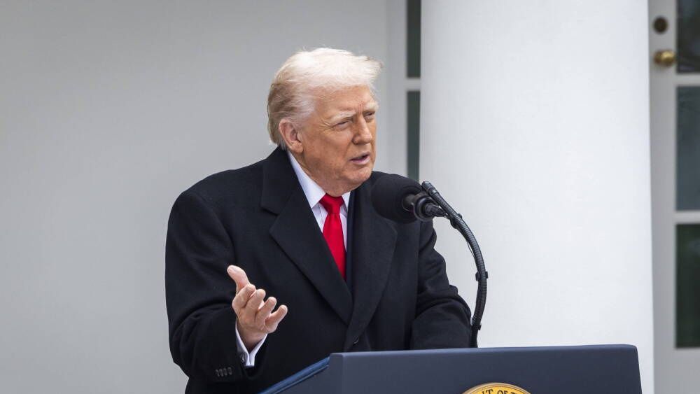 President Trump pardons turkey in the Rose Garden of the White House
epa12548211 US President Donald Trump speaks before pardoning a turkey named Gobble in the Rose Garden of the White House in Washington, DC, USA, 25 November 2025. The annual White House tradition of pardoning a Thanksgiving turkey dates back to 1989, when President George H.W. Bush pardoned a turkey in the Rose Garden.  EPA/JIM LO SCALZO / POOL 
Dostawca: PAP/EPA.
JIM LO SCALZO / POOL
Tureky, Trump