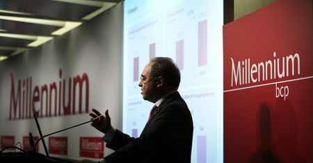 Chińczycy zainwestują we właściciela Banku Millennium 706 mln euro