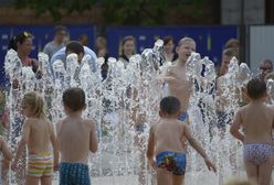 W miejskich fontannach kąpią się dzieci. "Największa głupota tego lata"