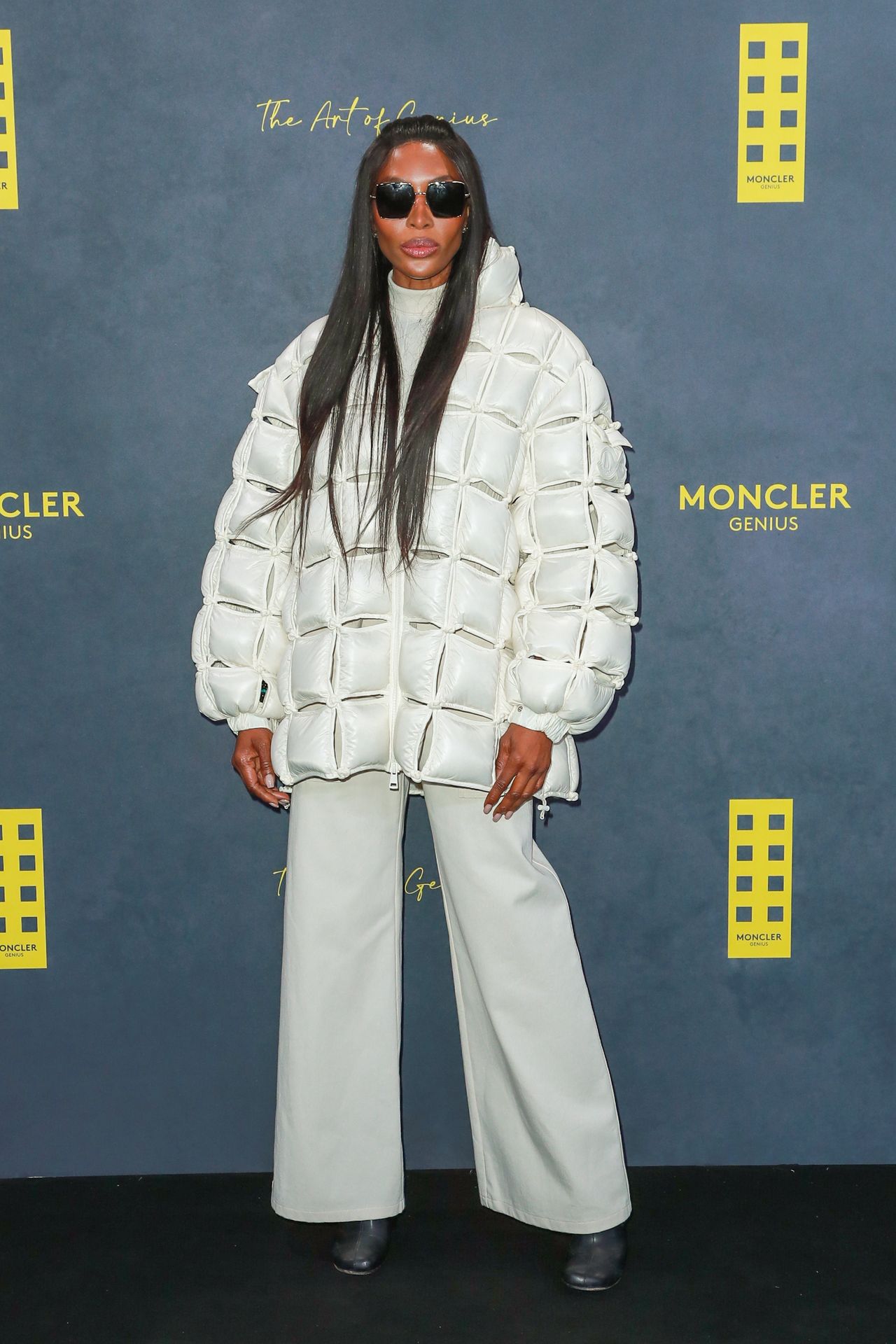 Naomi Campbell w białej stylizacji