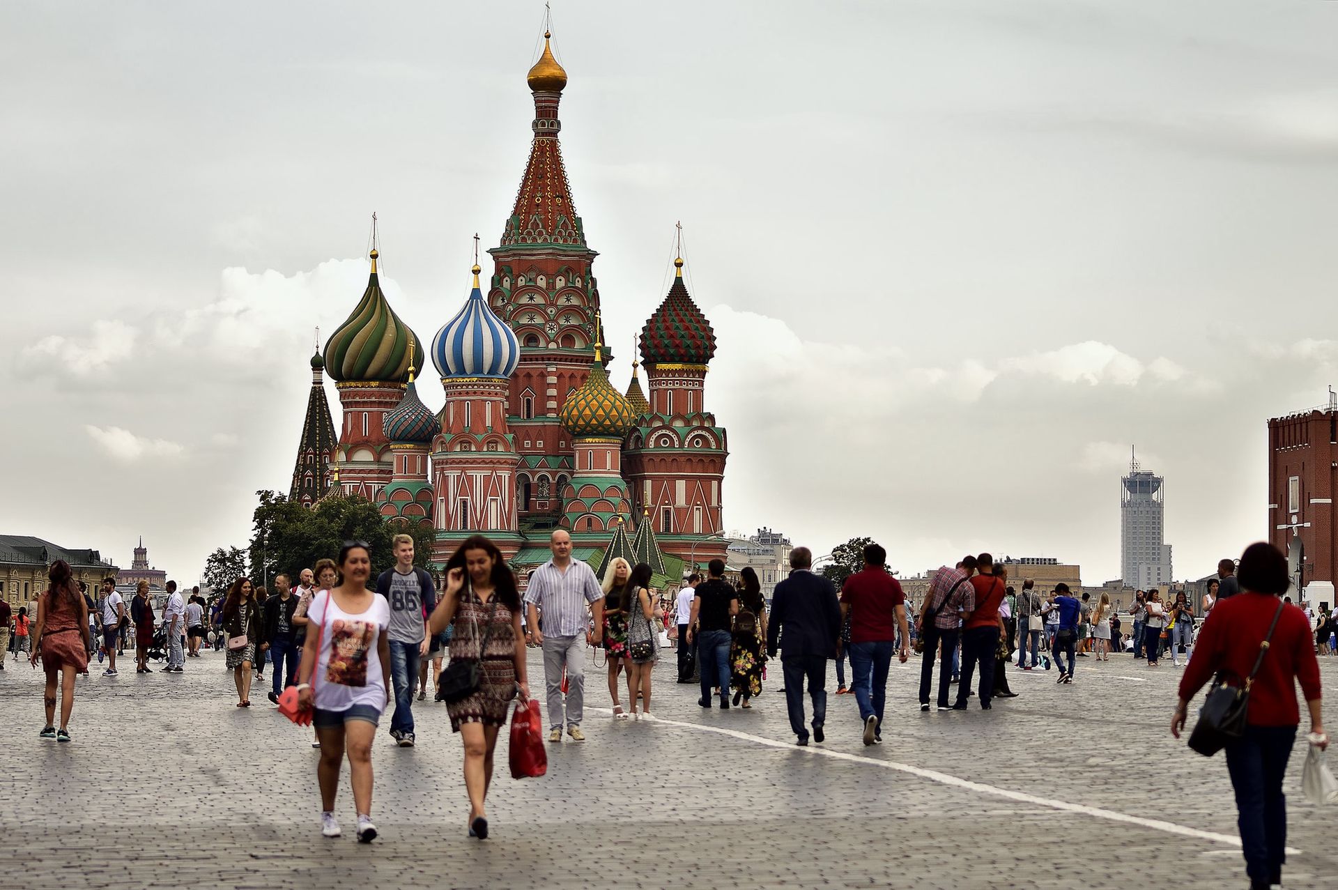 If you are visit moscow. Очередь в храм Василия Блаженного. Москва люди. Люди на красной площади. Чемодан на красной площади.