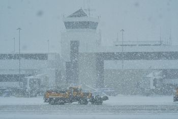 Wiedeńskie lotnisko czasowo wstrzymało loty. Pogoda paraliżuje ruch