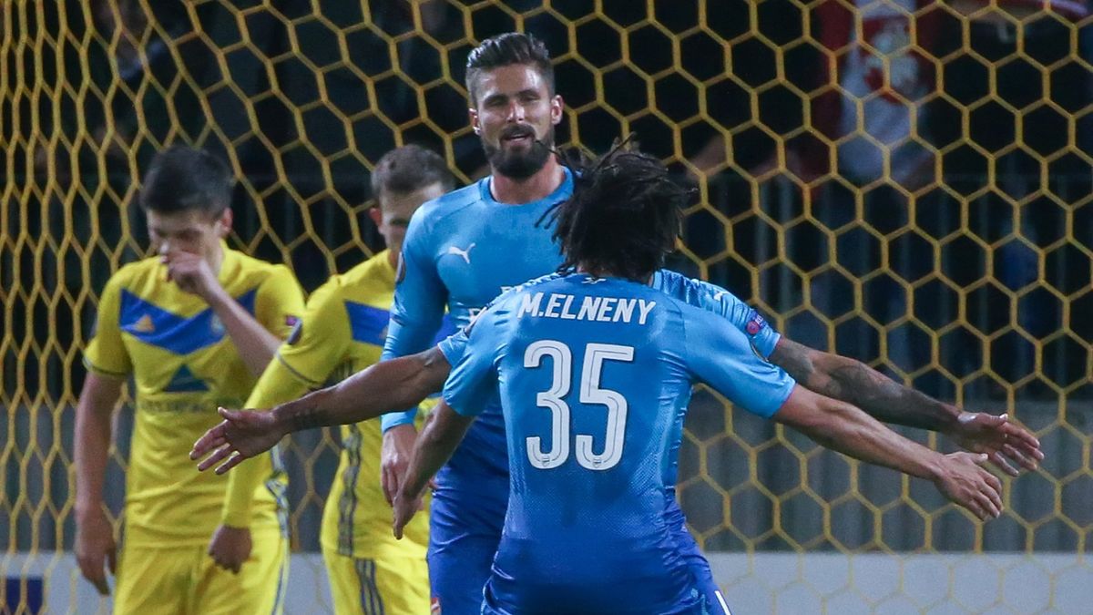 PAP/EPA / EPA/TATYANA ZENKOVICH  / Olivier Giroud (przodem), Mohamed Elneny (nr 35)