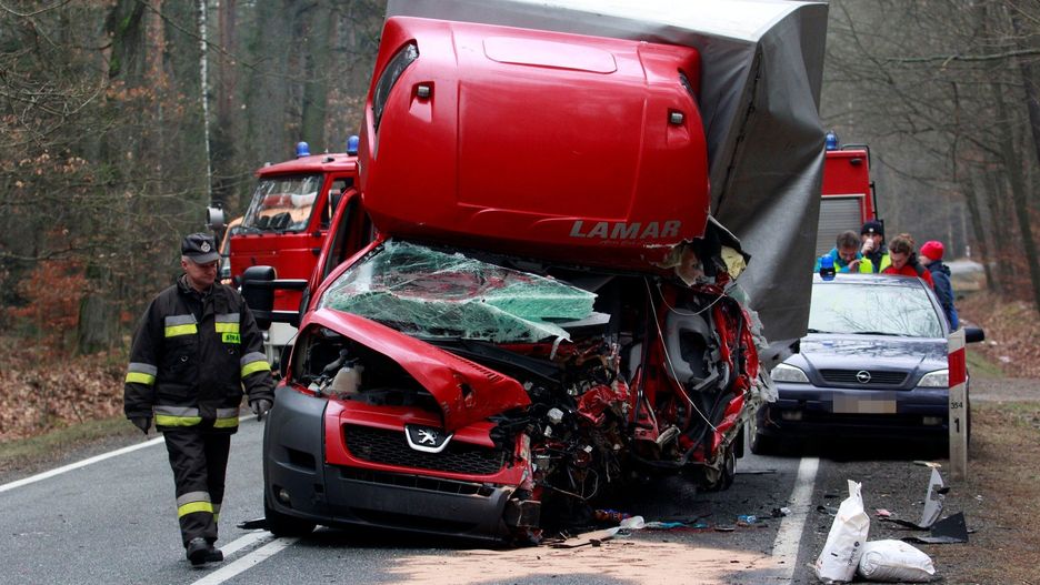 Służby dostały zgłoszenie o zderzeniu busa towarowego z samochodem osobowym na drodze krajowej nr 15. Jednej osoby nie udało się uratować. Zdjęcie ilustracyjne.