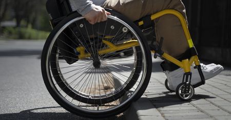 Męka niepełnosprawnych pacjentów. Na ten dokument czekają nawet 8 miesięcy