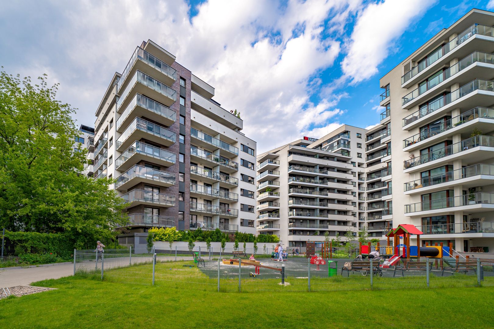 Mariusz Pietrzak
budownictwo, developer, mieszkania, osiedle, nowoczesne, rodzina, plac zabaw, inwestycja, kredyt, hipoteka, inflacja, architektura, miasto, budynki, życie