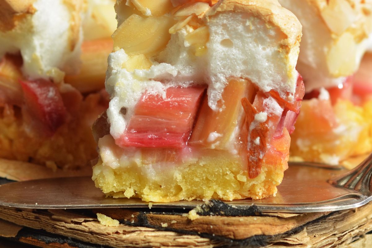 Rhubarb cake: savour the taste of spring with this easy recipe