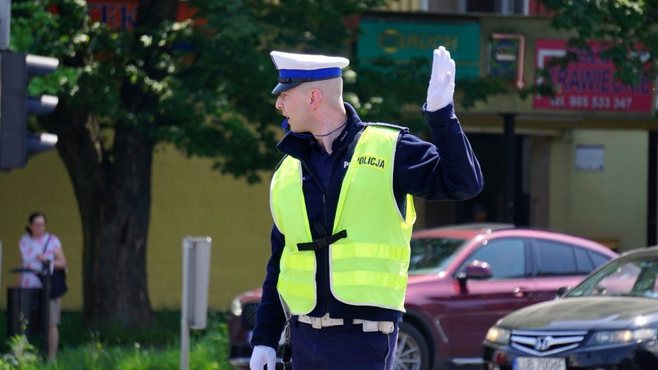 Już wkrótce na polskich drogach będą obowiązywały nowe przepisy. Prawo jazdy kategorii B pod pewnymi warunkami będą mogły uzyskać osoby już w wieku 17 lat. Wprowadzony zostanie także obowiązek noszenia kasku ochronnego podczas jazdy hulajnogą. To jednak nie wszystko.