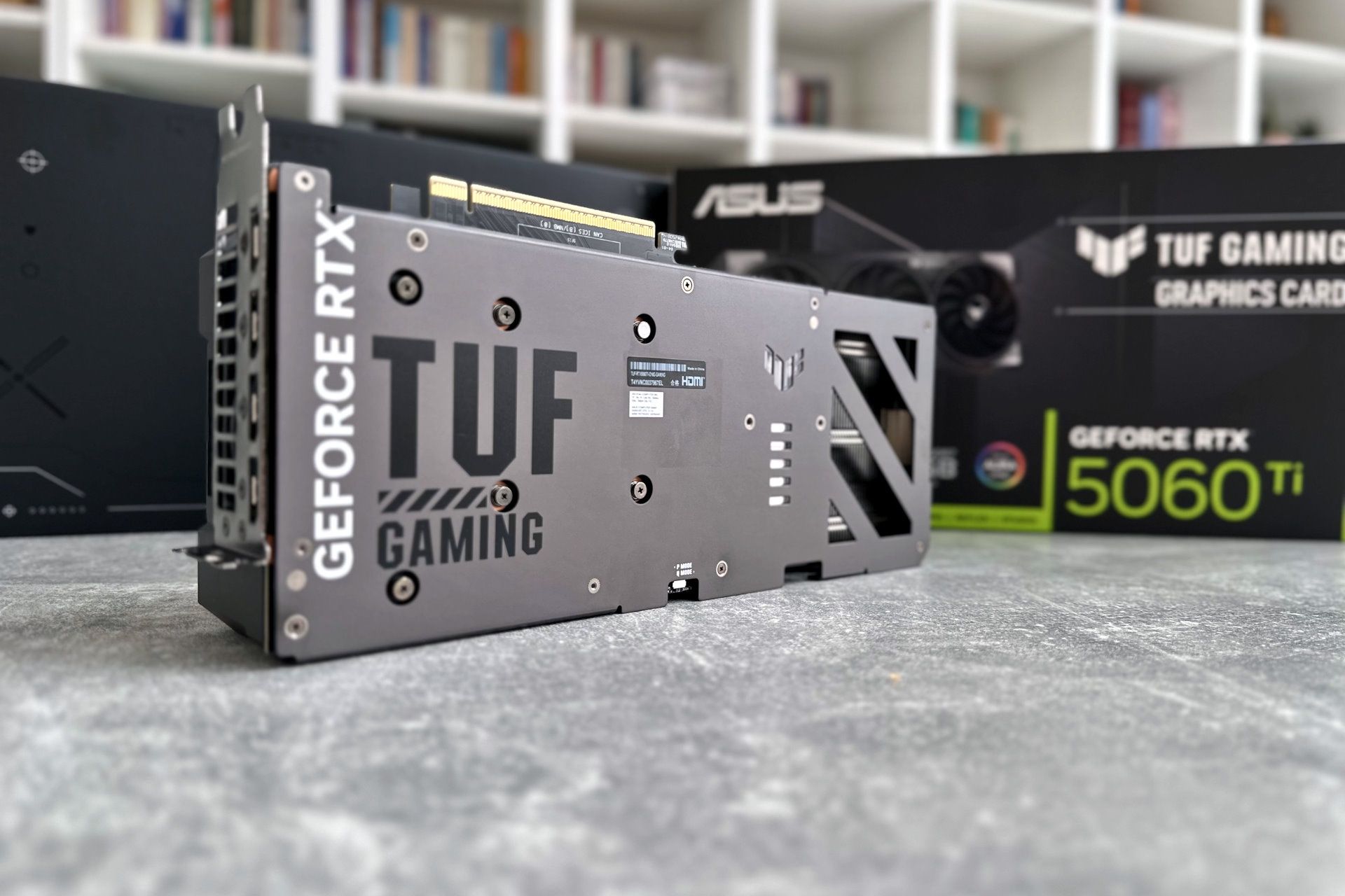 ASUS GeForce RTX 5060 Ti TUF Gaming OC - z profilu 4