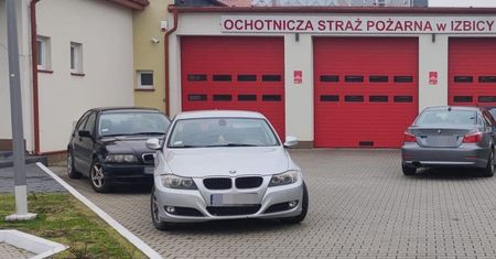 Strażacy otrzymali wezwanie. Zablokowały wyjazd z remizy